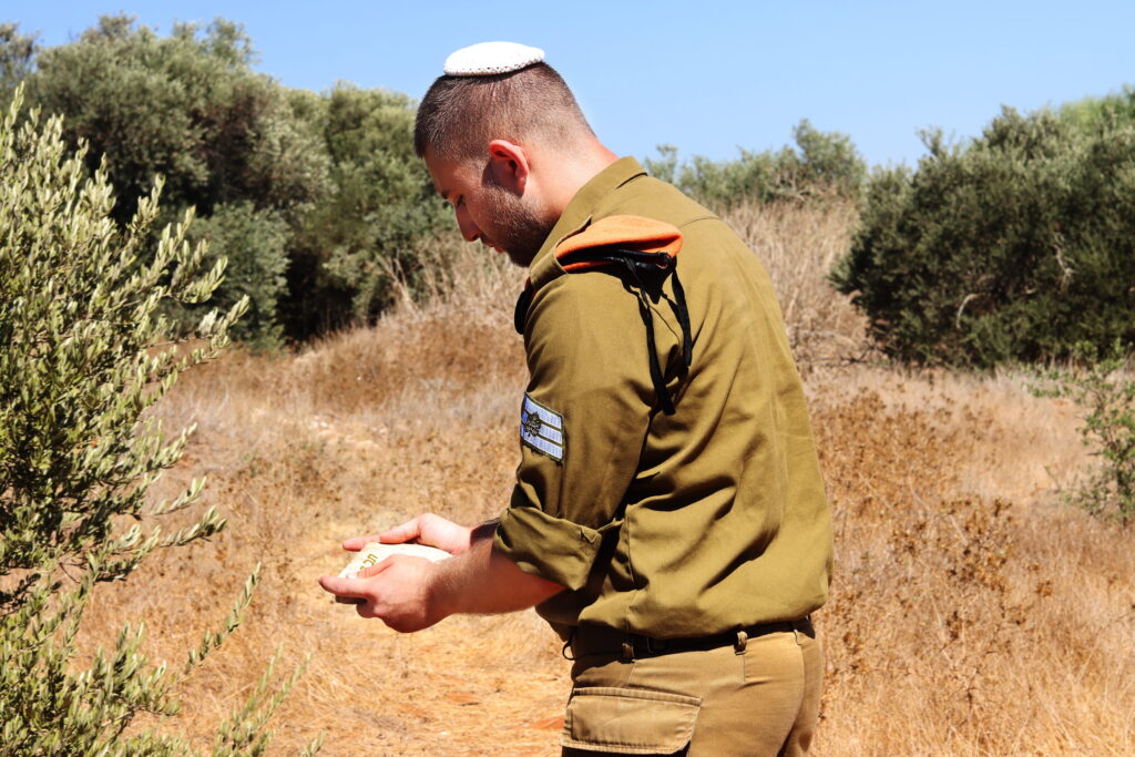 soldat-religieux-prière-israel-armee